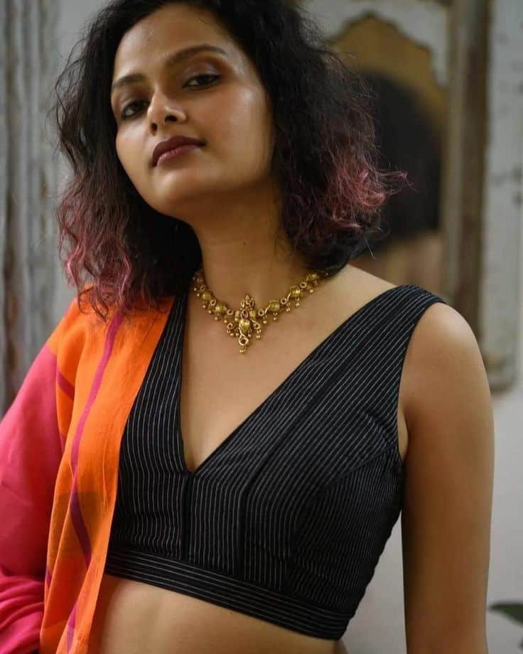 hot sleeveless blouse design