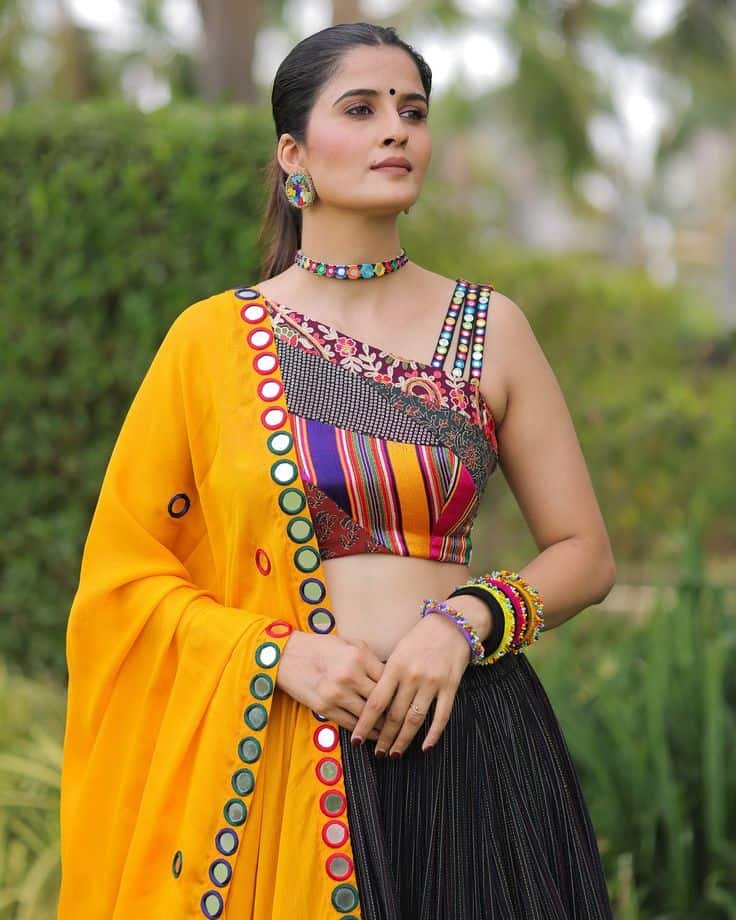 Designer blouse front neck styles for Navratri